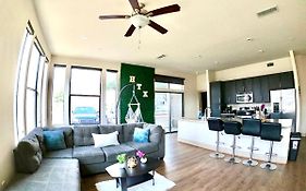 5 Mins To Med Center, Comfy King Beds, Wifi,Gym,Pool
